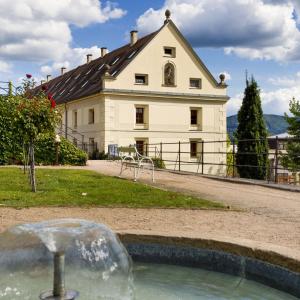 Pohled na Zámeckou sýpku z jižních zahrad zámku