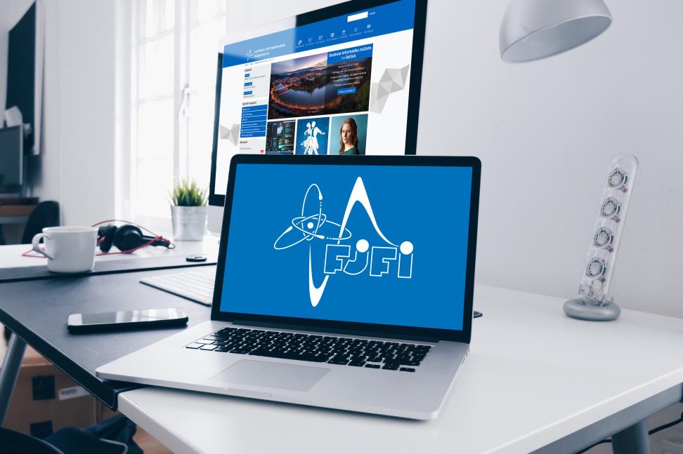 Notebook s logem KSI, na pozadí monitor s novým webem KSI